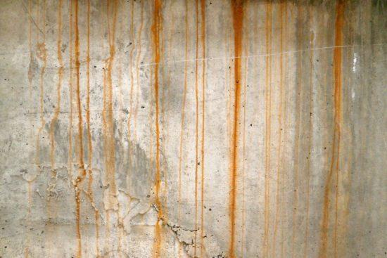 How to Remove a Rust Stain From Concrete